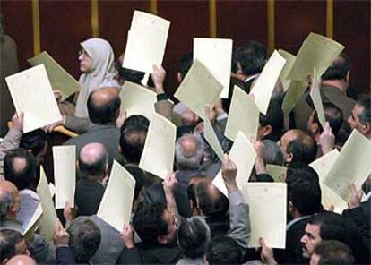 En la imagen, varios diputados muestran sus cartas de dimisión ante el Parlamento iraní.
