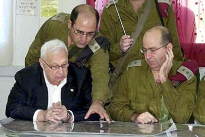 Sharon, junto al jefe del Estado Mayor, Moshé Yaalón, durante una reunión en una base de Hebrón.