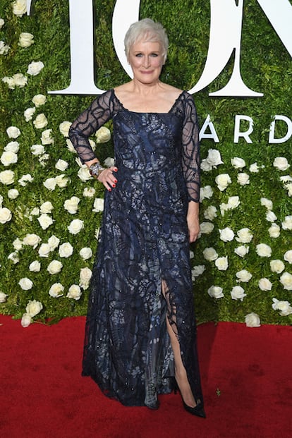 Azul noche para Glenn Close con este vestido de manga larga y encaje.