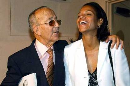 Julio Iglesias Puga, junto a su esposa Ronna Keith, en una foto de archivo tomada en Madrid en julio de 2002.