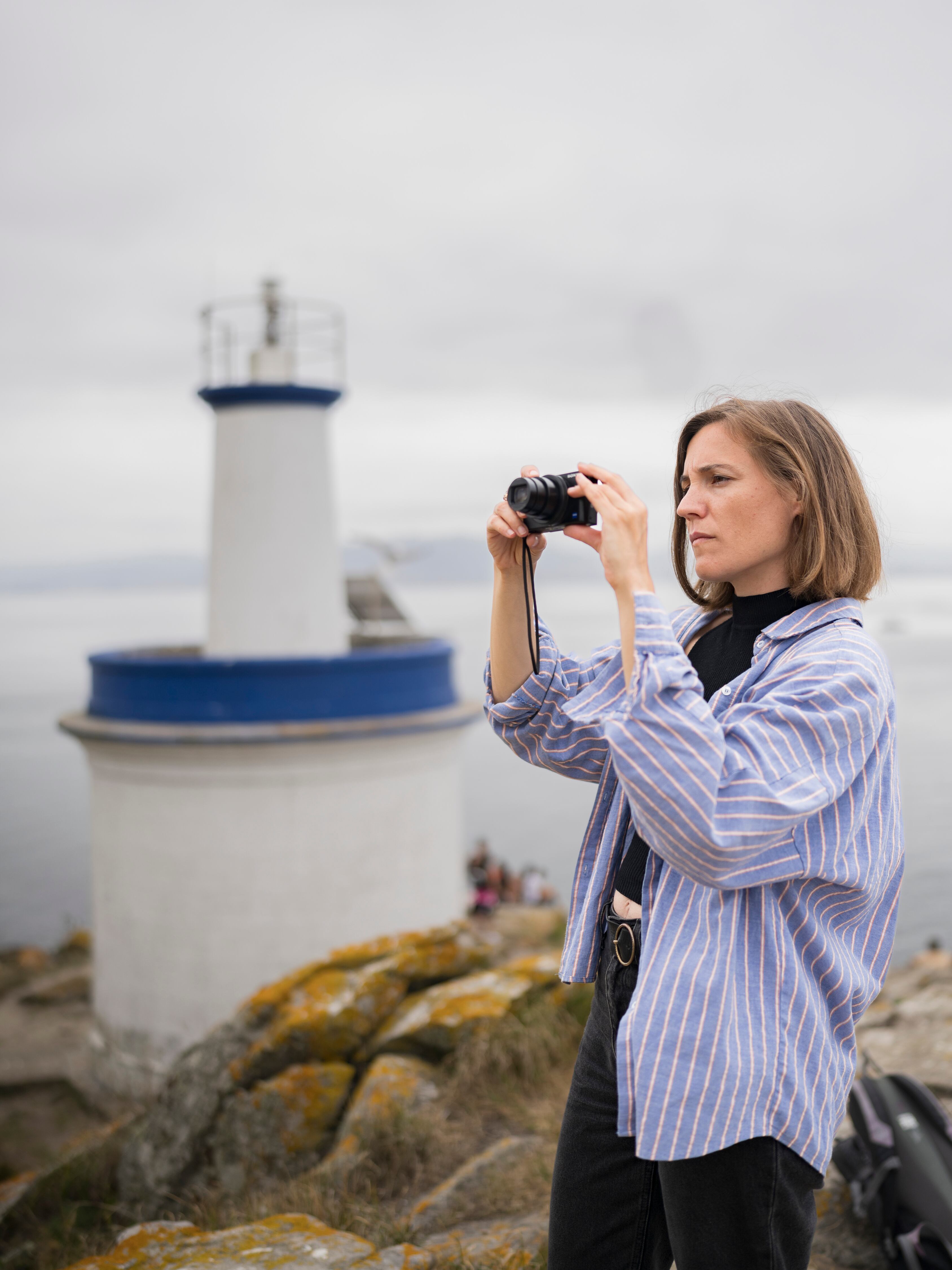 Carla Simón toma una fotografía junto al faro de Porta, en la isla de Faro, en las islas Cíes. “No soy explícita porque la vida lo es poco”.