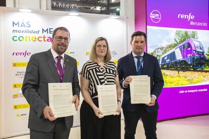 El presidente de Renfe, Raül Blanco; la presidenta de Adif, María Luisa Domínguez; y el presidente de la Autoridad Portuaria de Huelva, Manuel Alberto Santana, esta mañana en el salón logístico SIL.