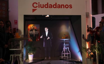 Albert Rivera, proyectado mediante un holograma, en el acto de arranque de la campaña electoral.