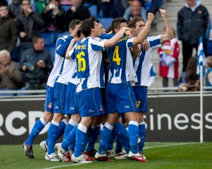 Los jugadores del Espanyol celebran uno de los goles.