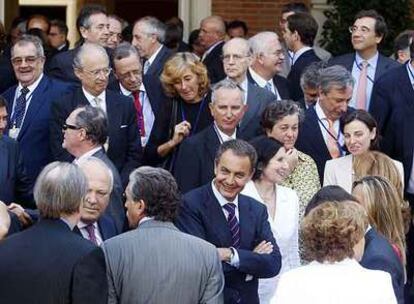 José Luis Rodríguez Zapatero, rodeado de embajadores. A su derecha, el ministro Miguel Ángel Moratinos.