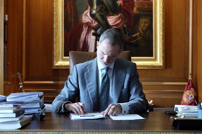 El rey Felipe  VI, en su despacho de la Zarzuela.