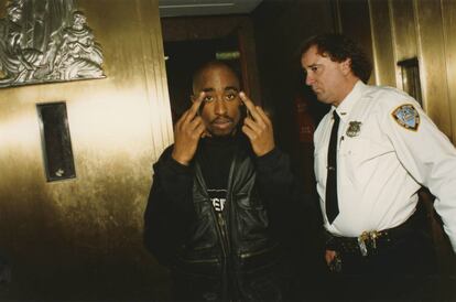 Tupac Shakur tras ser arrestado por sobrepasarse con una mujer de 20 años en el Hotel Parker Meridien de Nueva York.