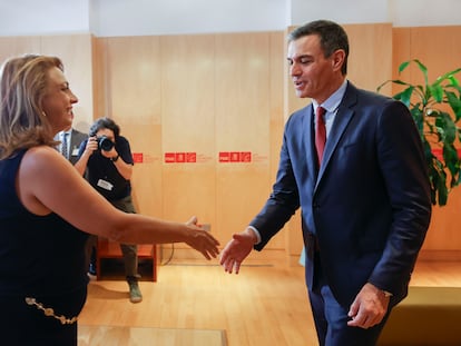 El secretario general del PSOE y presidente del Gobierno en funciones, Pedro Sánchez, en su reunión con la diputada de Coalición Canaria, Cristina Valido, este miércoles en el Congreso.