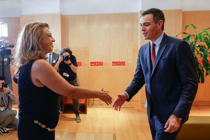 El secretario general del PSOE y presidente del Gobierno en funciones, Pedro Sánchez, en su reunión con la diputada de Coalición Canaria, Cristina Valido, este miércoles en el Congreso.