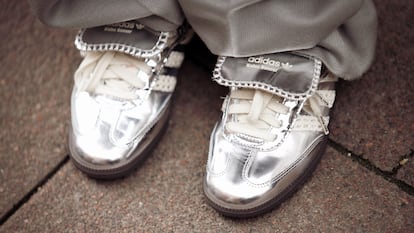 Unas zapatillas plateadas Adidas Wales Bonner durante la Fashion Week Primavera/Verano 2024 en Copenhage .