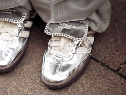 Unas zapatillas plateadas Adidas Wales Bonner durante la Fashion Week Primavera/Verano 2024 en Copenhage. Foto: GETTY IMAGES.