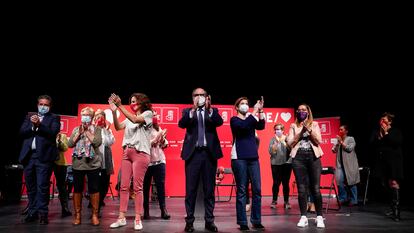 Ángel Gabilondo con parte de su candidatura al 4-M en un acto electoral en Parla (Madrid).