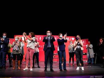 Ángel Gabilondo con parte de su candidatura al 4-M en un acto electoral en Parla (Madrid).