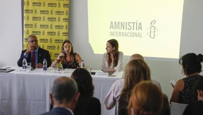 Los directores de AI en Venezuela, Marcos Gómez, y en Argentina, Mariela Belski, y la directora de Promoción de DDHH, Paola García, presentan el informe en Buenos Aires.