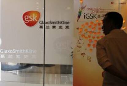 Un hombre observa un cartel en el interior de la oficina de la compañía farmacéutica británica GlaxoSmithKline (GSK), en Shanghái, China.