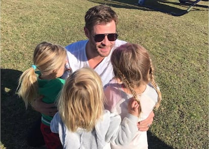 Chris Hemsworth con sus tres hijos en una imagen publicada en su Instagram. El de la izquierda, con coleta, y el del centro son varones.