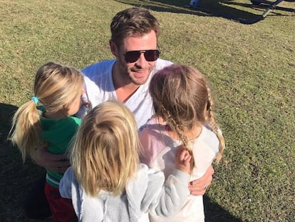 Chris Hemsworth con sus tres hijos en una imagen publicada en su Instagram. El de la izquierda, con coleta, y el del centro son varones.