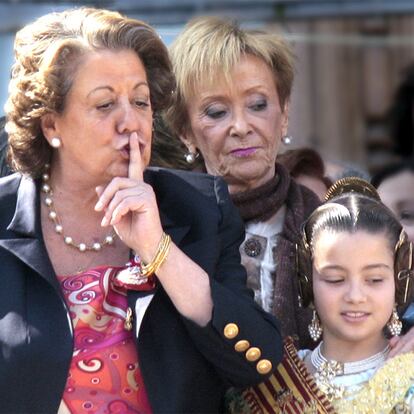 La alcaldesa de Valencia, Rita Barberá, pide silencio a quienes abuchean a la vicepresidenta Fernández de la Vega en las Fallas.