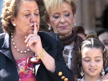 La alcaldesa de Valencia, Rita Barberá, pide silencio a quienes abuchean a la vicepresidenta Fernández de la Vega en las Fallas.