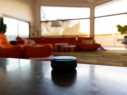 El dispositivo Alexa de Amazon dentro de una casa.