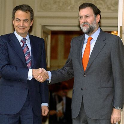 Zapatero saluda a Rajoy a la entrada de La Moncloa.