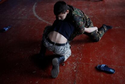 Dos alumnos se entrenan en la lucha como parte de su entrenamiento militar en la escuela General Yermolov.