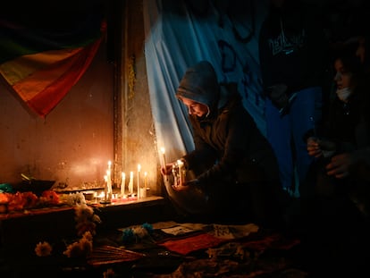 Una manifestante enciende velas en un altar instalado en la puerta de la pensión donde vivían las cuatro mujeres atacadas, en Buenos Aires, el 13 de mayo.