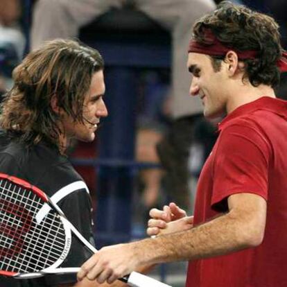 David Ferrer (a la izquierda) felicita a Roger Federer tras perder la final de Shanghai.