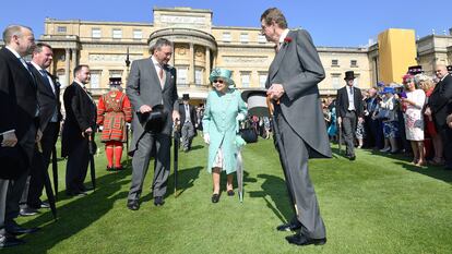 La reina Isabel II, durante un acto en los jardines de Buckingham, en 2018.