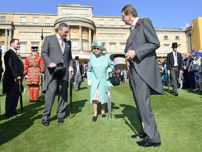 La reina Isabel II, durante un acto en los jardines de Buckingham, en 2018.