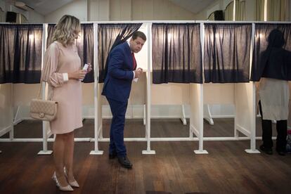 El Primer Ministro de Gibraltar Fabian Picardo y su esposa preparando el voto, el 17 de octubre.