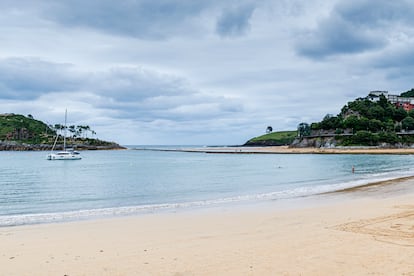 La isla de San Nicolás, o de Garraitz, en la playa de Karraspio (Lekeitio).