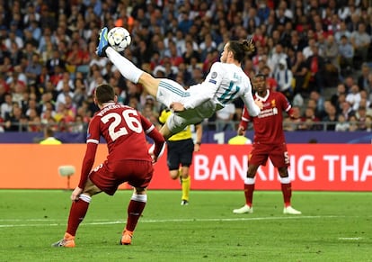 Gareth Bale marca de chilena el segundo gol del equipo blanco.