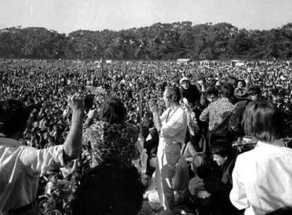 Timothy Leary, el <i>profeta </i>del LSD, en el centro, dirigiéndose a un público de 15.000 personas en San Francisco.