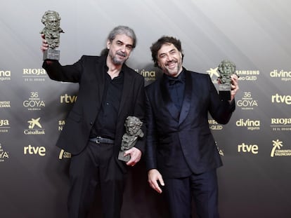 El director Fernando León de Aranoa (izquierda) y el actor Javier Bardem celebran sus premios Goya por 'El buen patrón'.