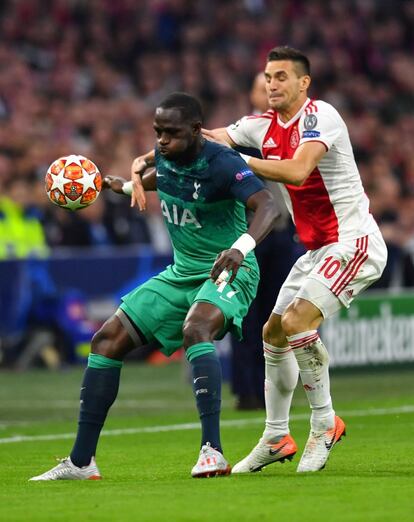 Moussa Sissoko (a la izquierda), del Tottenham, es presionado por el jugador del Ajax, Dusan Tadic.