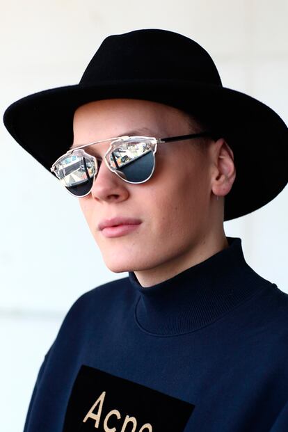 Los accesorios son los protagonistas de su estilismo. El sombrero es de Zara y las gafas de Dior.