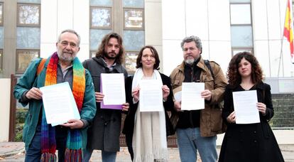 Carolina Bescansa (centro) y otros diputados de Podemos presentan, ayer, en el Consejo de Seguridad Nuclear una iniciativa contra la reapertura de la central de Garoña.