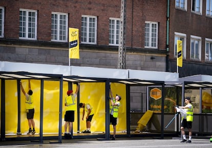 De amarillo se ha vestido Dinamarca para dar el pistoletazo de salida al Tour de Francia, que nunca había comenzado tan al norte. La primera etapa de la carrera será, este viernes, una contrarreloj de 13,2 kilómetros por Copenhague.