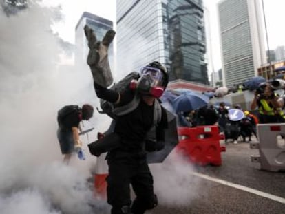 La Policía carga con gases lacrimógenos y cañones de agua para reprimir las manifestaciones vetadas