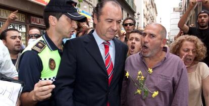 Ripoll, increpado por grupos de indignados en Alicante, el sábado.