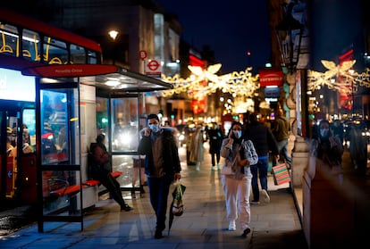 Viandantes en una zona comercial en Londres este sábado.