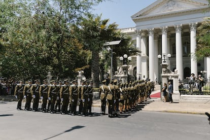 Soldados se preparan para la llegada del cuerpo del expresidente Piñera al ex Congreso.