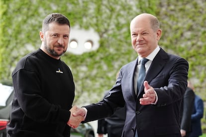 Ukrainian President Volodymyr Zelenskiy, left, is welcomed by German Chancellor Olaf Scholz at the federal Chancellery, in Berlin, Sunday, May 14, 2023.