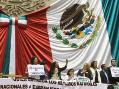Una treintena de diputados de la izquierda mexicana fueron registrados este miércoles en el salón de plenos de la Cámara baja, en Ciudad de México (México), para evitar el inicio de la discusión de la reforma energética, aprobada este miércoles por el Senado.