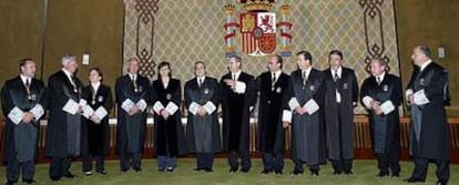 Los magistrados del Tribunal Constitucional, en la toma de posesión de nuevos miembros celebrada en junio de 2004.