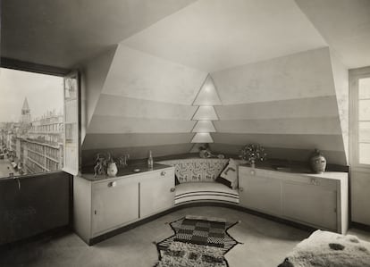 Banco esquinero del dormitorio de Charlotte Perriand, con el diseño «J'aime la montagne». en el apartamento-estudio de la plaza Saint-Sulpice, París, 1927.