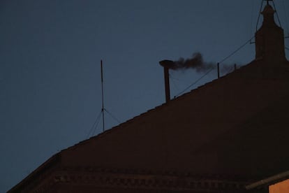 Fumata negra de la chimenea de la Capilla Sixtina, este miércoles, que indica que no hay acuerdo. 