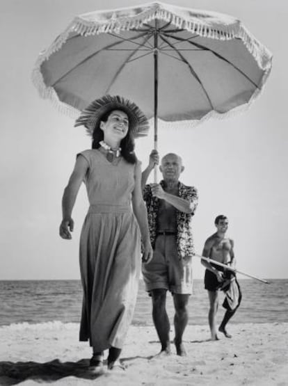 'Françoise Gilot seguida de Picasso, con parasol', de Robert Capa (1948).