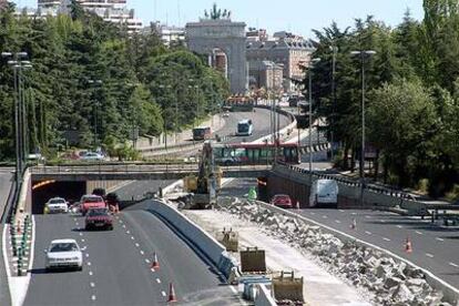 Operarios y máquinas realizan los últimos trabajos de ampliación del bus-VAO en la entrada a Madrid por la A-6.